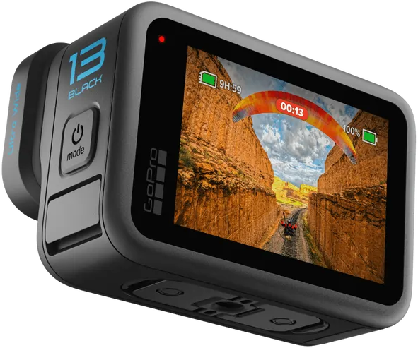 GoPro 13 Black kamera, amely egy siklóernyőst mutat kanyon felett. A kamera fekete, a képernyő a jelenetet mutatja.