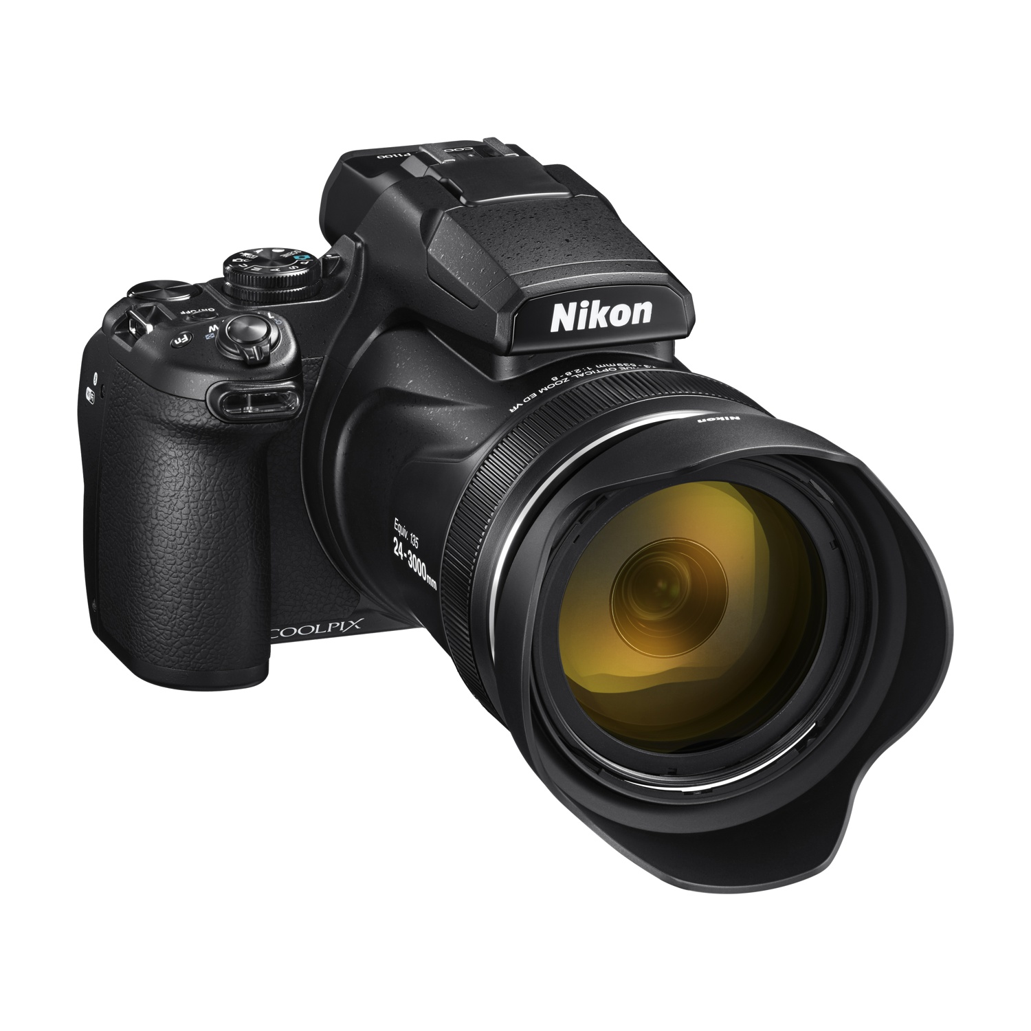 Una fotocamera Nikon Coolpix nera con un obiettivo grande. L'obiettivo ha un interno giallo. La fotocamera è su sfondo bianco.