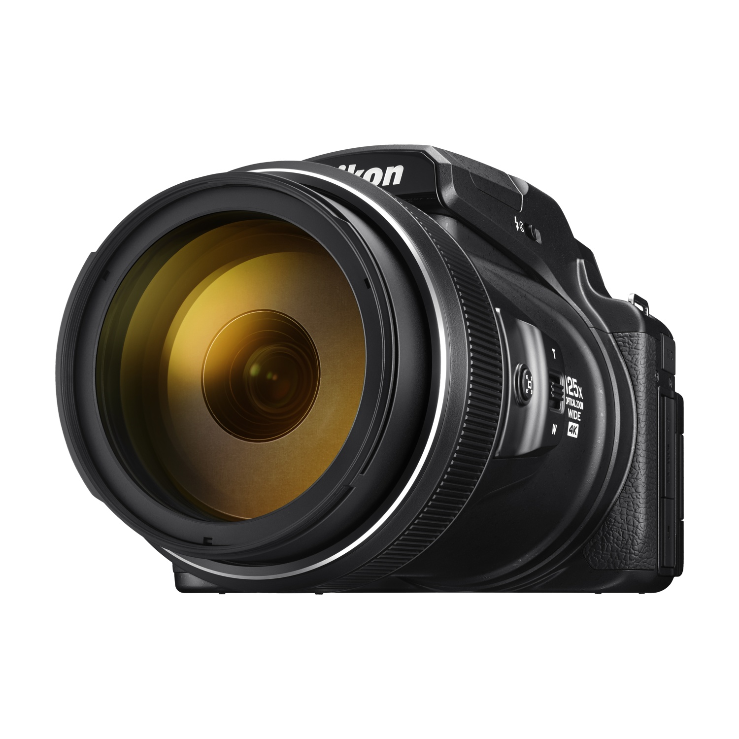 Una fotocamera Nikon nera con un obiettivo grande. L'obiettivo è giallo. La fotocamera è su sfondo bianco.