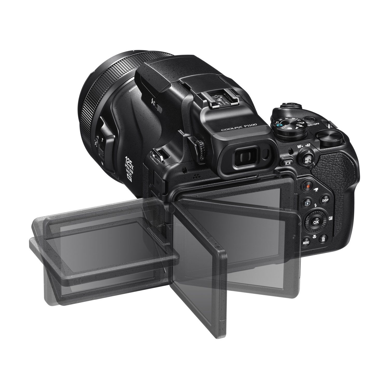 Una fotocamera Nikon Coolpix P100 nera con obiettivo e schermo LCD rotante su sfondo bianco.