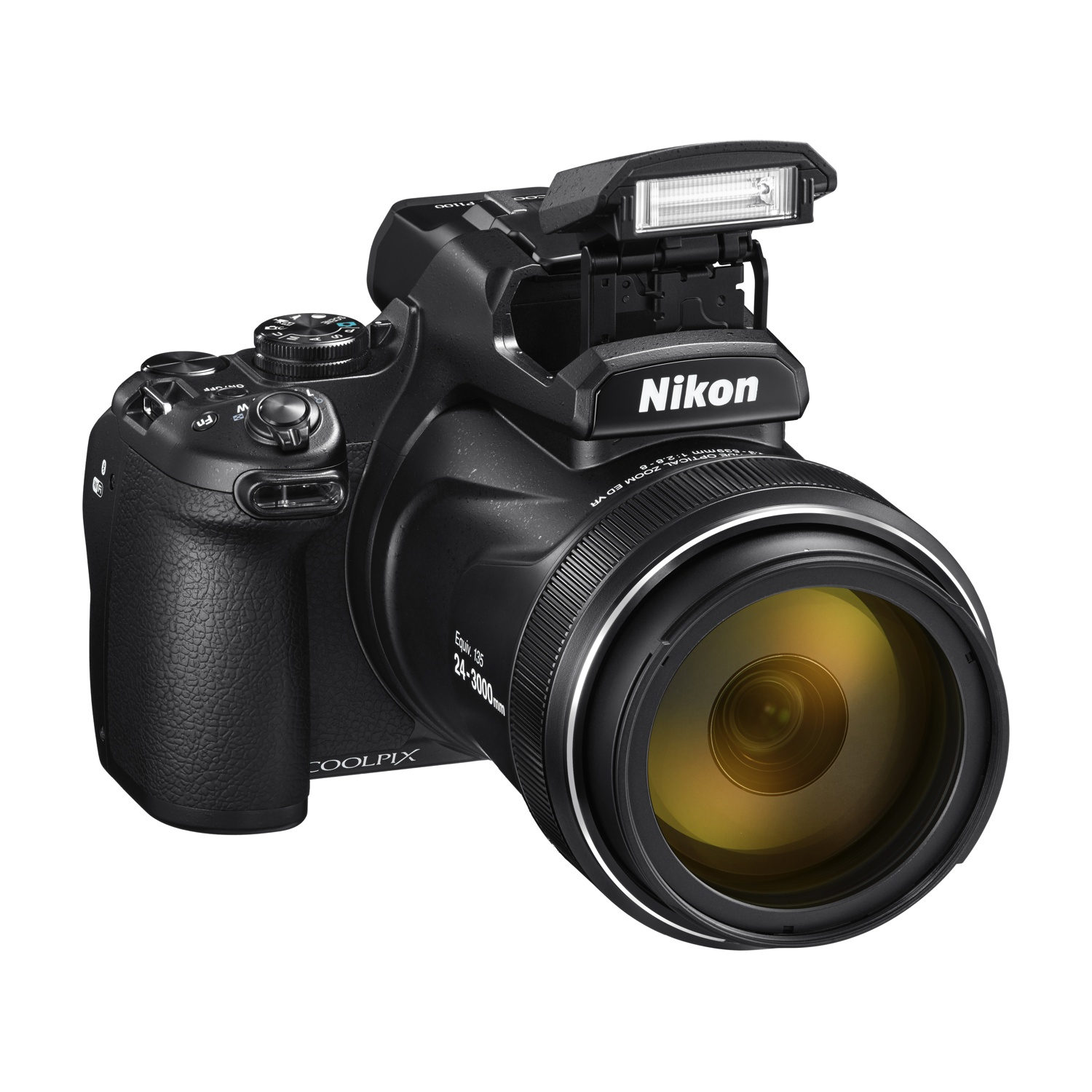 Una fotocamera Nikon Coolpix nera con flash e obiettivo grande, su sfondo bianco.