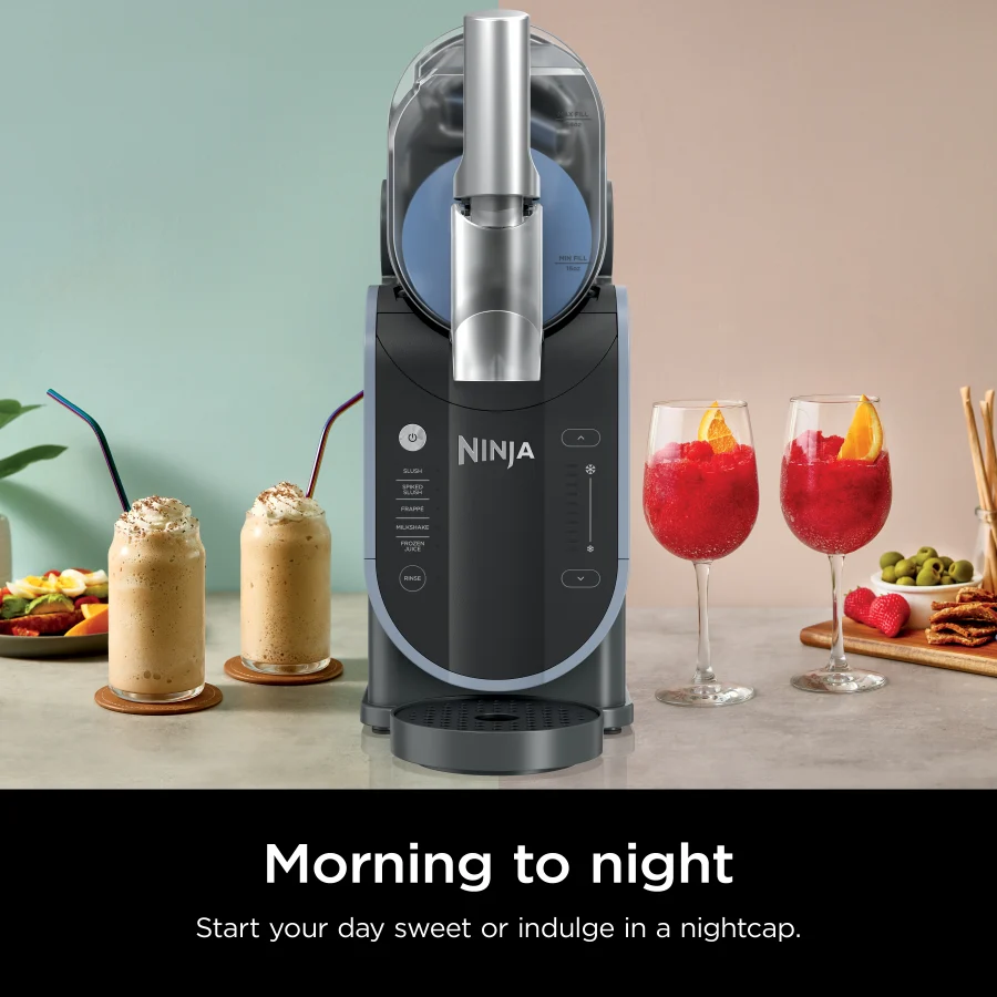 Ein Ninja-Mixer mit Getränken, ein Slushy-Getränk rechts und zwei Milchshakes links. Außerdem sind Früchte vorhanden.