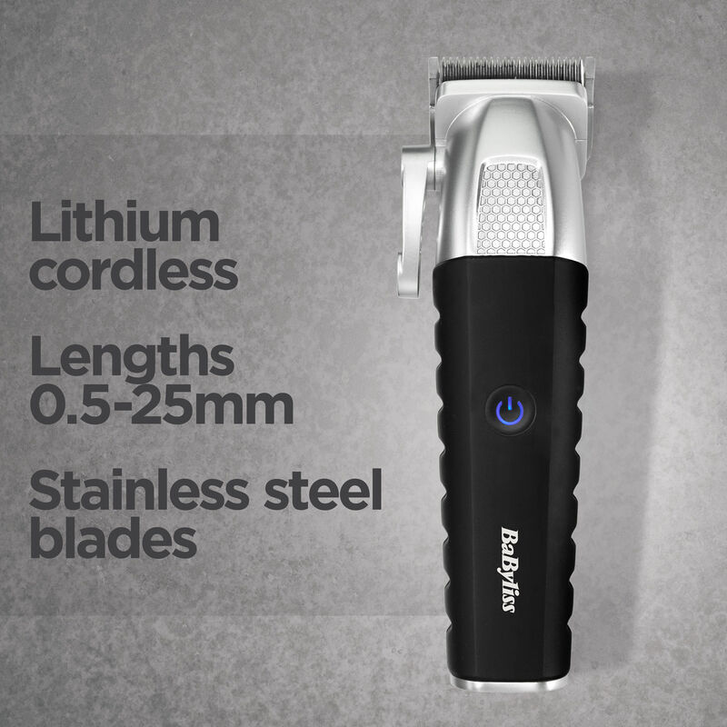 Une tondeuse à cheveux sans fil noire et argentée avec la marque BaByliss. Texte à gauche: lithium, sans fil, longueurs 0,5-25mm, lames en acier inoxydable.