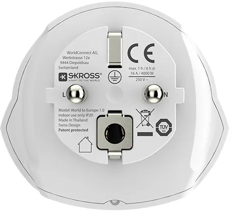 Adattatore bianco con connettori metallici e marchi. Include il testo: SKROSS, CE, World to Europe 1.0 e altre specifiche tecniche.