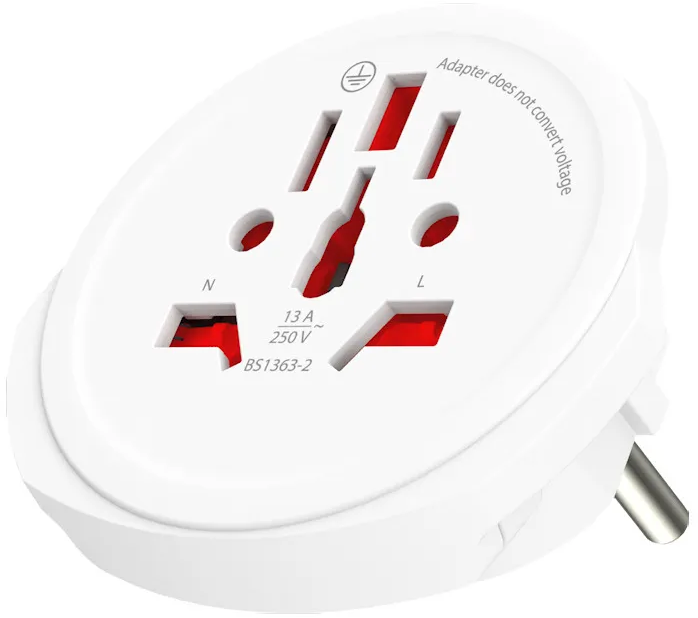 Adattatore da viaggio bianco con interno rosso. Ha tre fori e una spina. Il testo include '13A 250V' e 'L'adattatore non converte la tensione'.