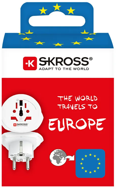 Un prodotto adattatore con il logo SKROSS, un design blu e giallo dell'Unione Europea e il testo "The world travels to Europe."