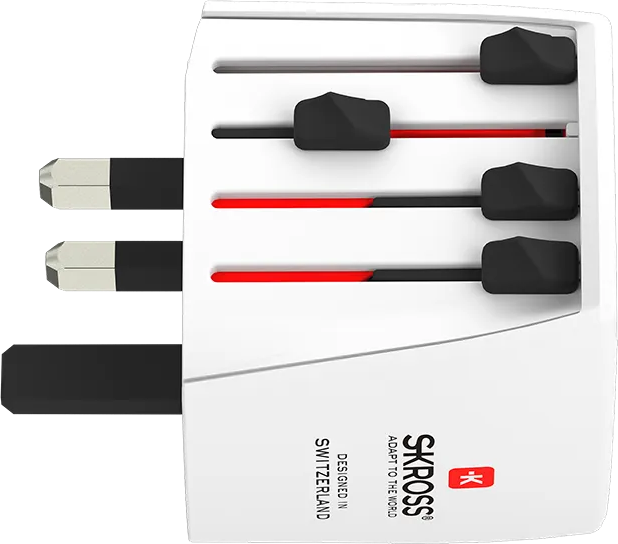 Adattatore SKROSS bianco con spine e cursori neri. Accenti rossi. Testo: 'Designed in Switzerland, Adapt to the World'.