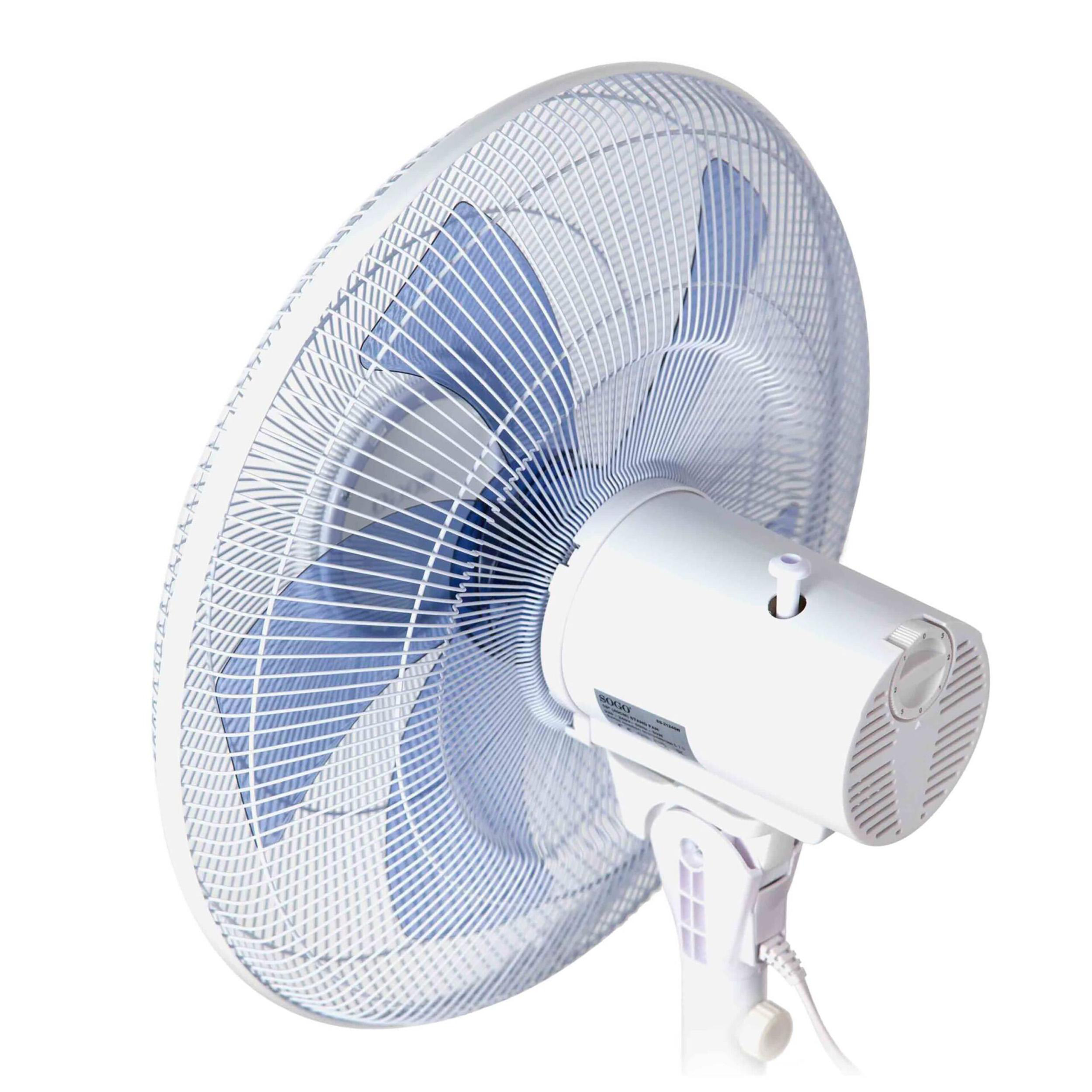Ein weiß-blauer elektrischer Ventilator vor weißem Hintergrund. Die Rotorblätter sind sichtbar.