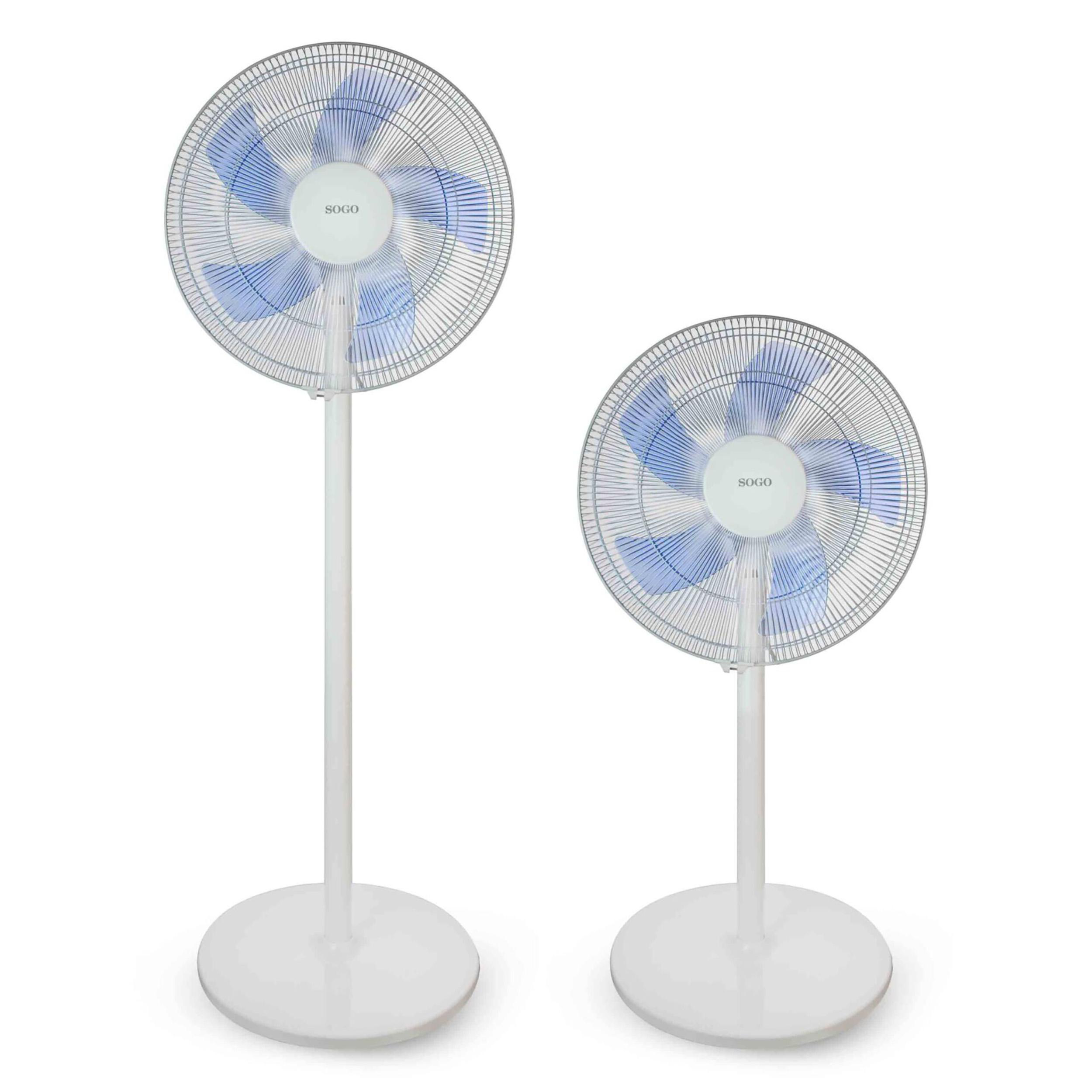 Zwei weiße Sogo-Ventilatoren auf weißen Ständern. Die Ventilatoren haben blaue Flügel. Der Hintergrund ist weiß.