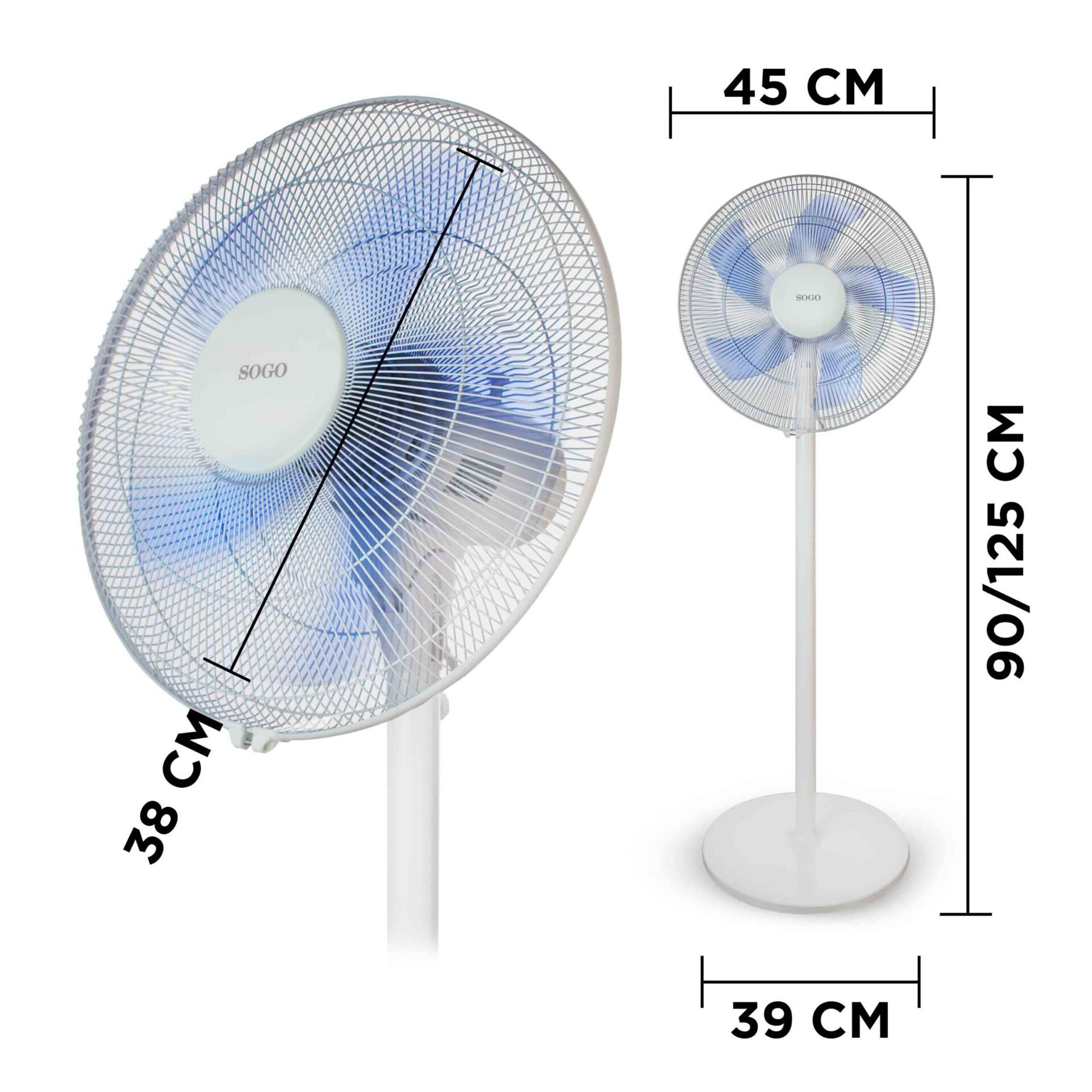 Ein weißer SOGO-Standventilator. Abmessungen sind angegeben. Der Ventilator hat blaue Flügel und ein weißes Schutzgitter.