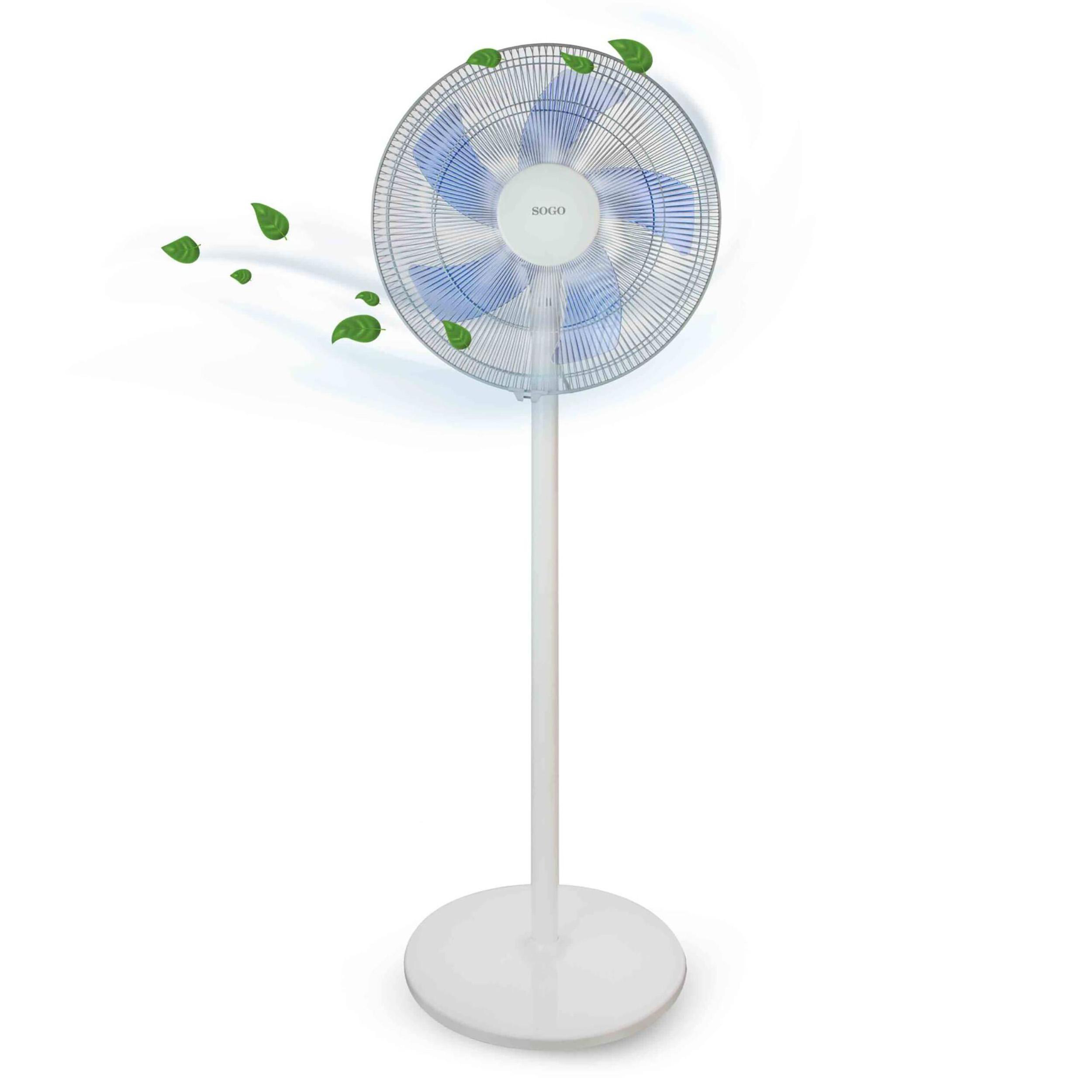 Ein weißer Sogo-Ventilator mit blauen Flügeln. Grüne Blätter schweben um den Ventilator.