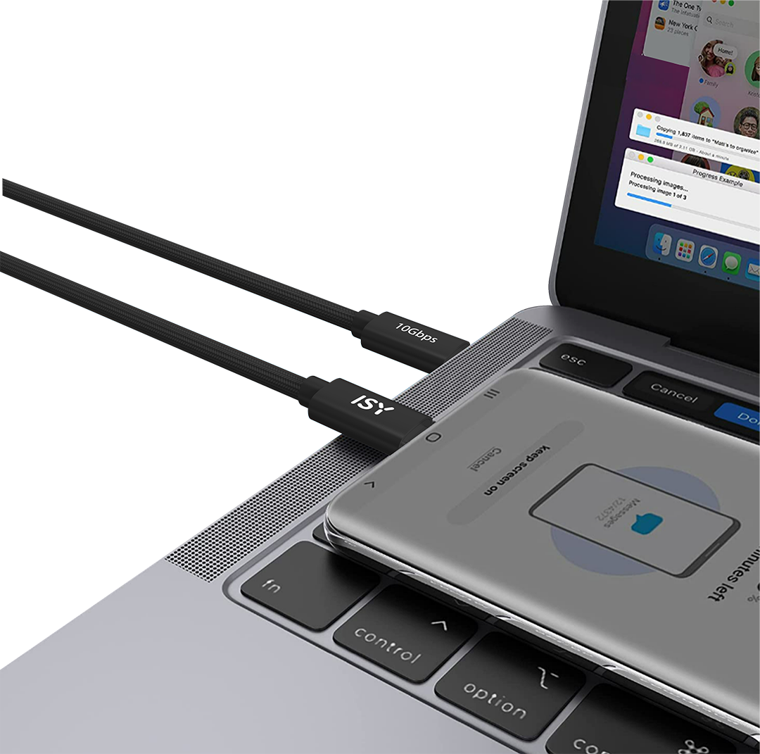 Egy laptop és egy okostelefon fekete kábellel van összekötve. A telefon szöveges beszélgetést mutat. Egy laptop képernyője nyitva van.