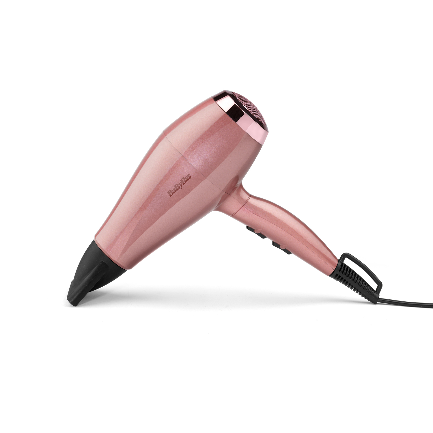 Een roze en roségouden haardroger staat schuin op een wit oppervlak. Het heeft een zwart mondstuk en een zwart snoer.