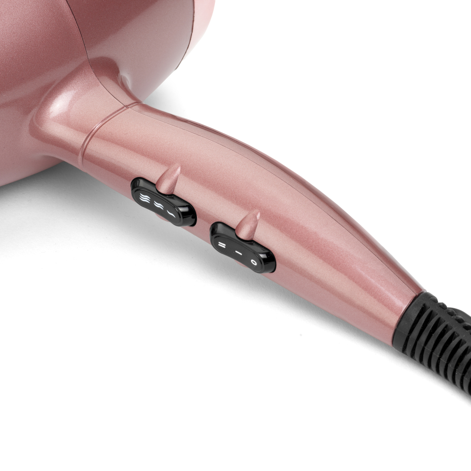 Close-up van een roségouden föhn. Zwarte bedieningselementen met symbolen en nummers zijn zichtbaar. De handgreep is zwart met een textuur.