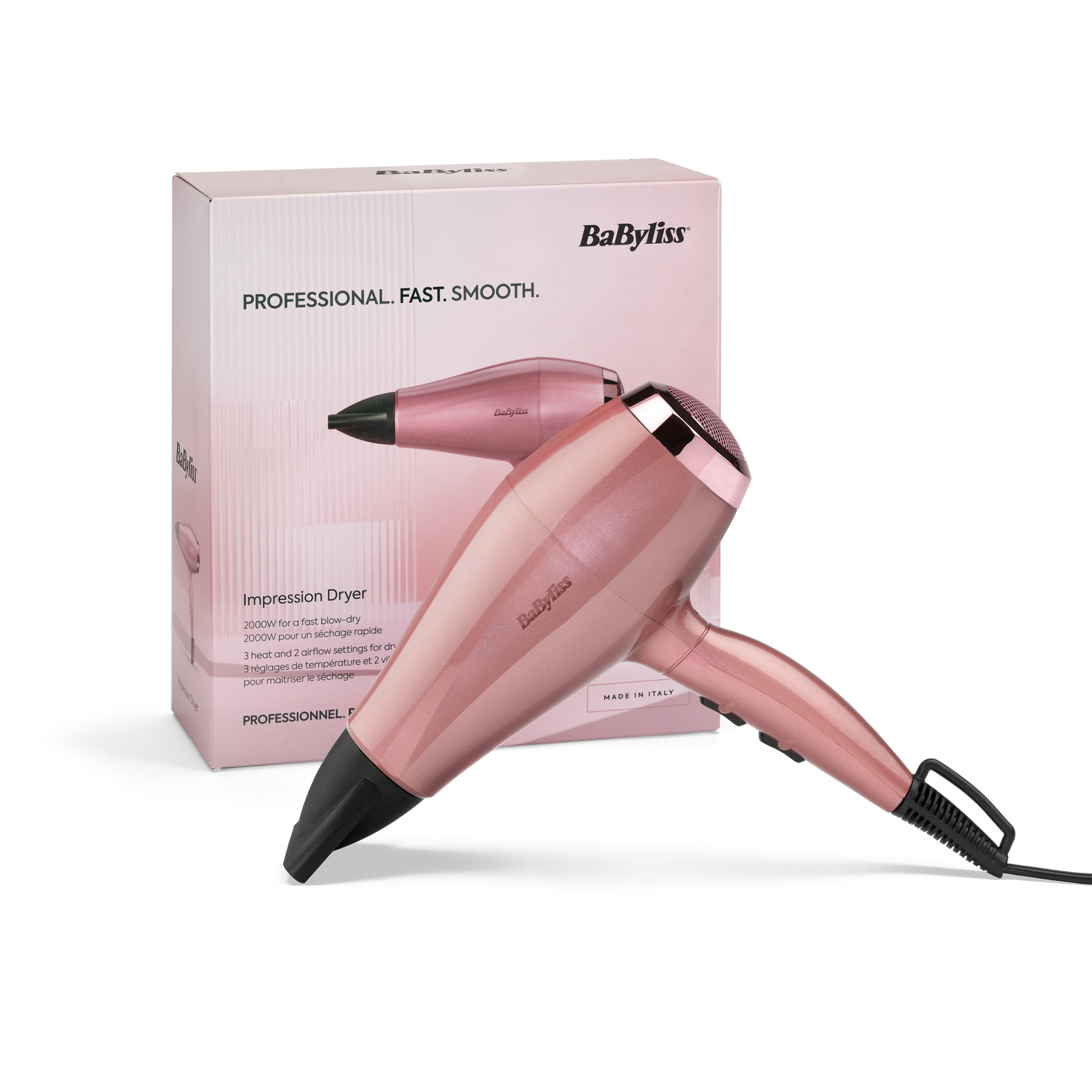 Een roze BaByliss haardroger en de doos op een witte achtergrond. De doos heeft tekst en de droger heeft een zwarte nozzle.