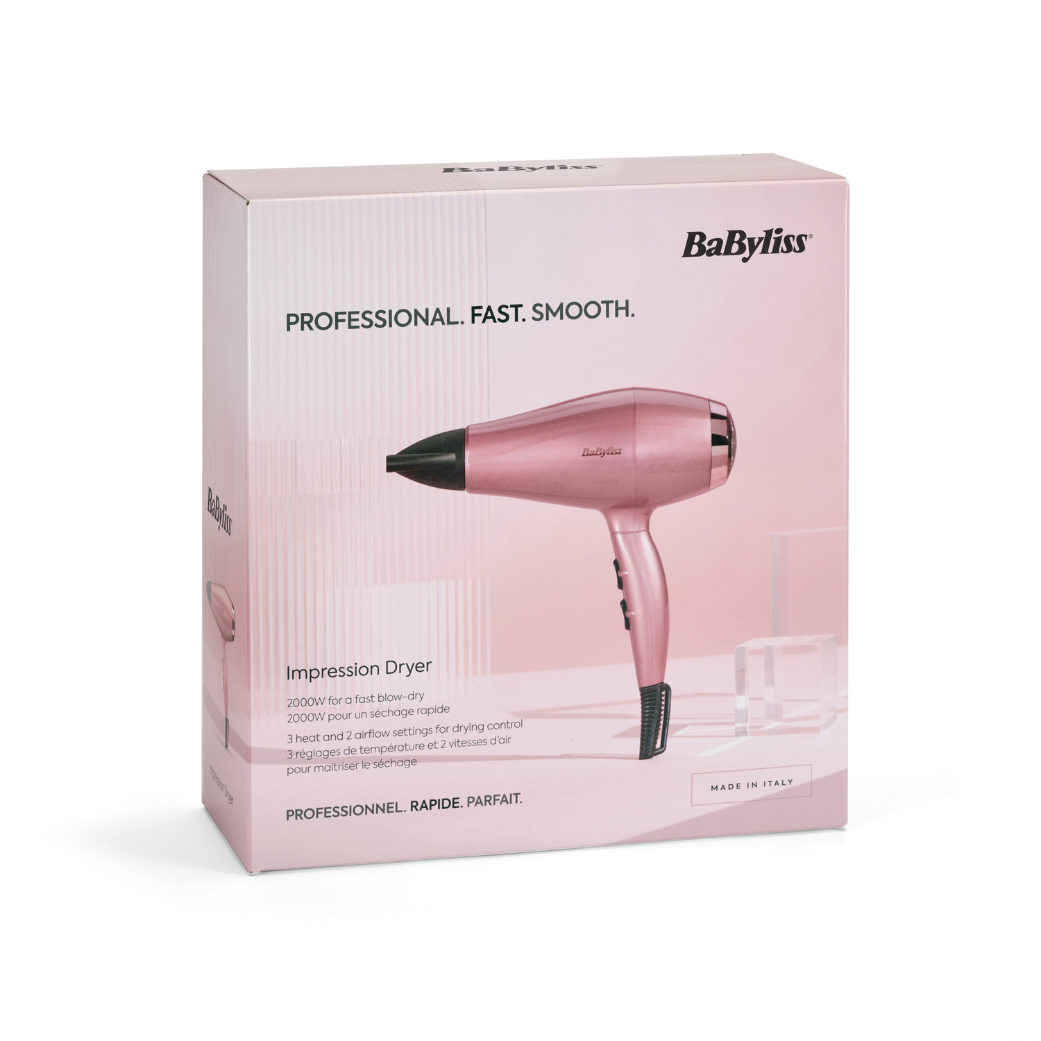 Een roze Babyliss haardroger staat op een doos. De doos heeft tekst in het Engels en Frans. De achtergrond is wit.