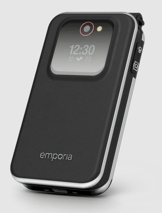 Ein schwarzes Emporia-Klapphandy wird angezeigt. Es hat einen kleinen Bildschirm mit Uhrzeit. Das Telefon hat eine Kamera und einen Blitz.