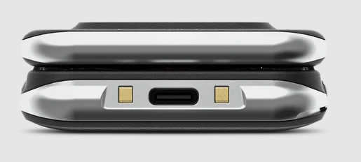 Zwei verbundene schwarz-silberne Geräte. Ein USB-C-Anschluss befindet sich in der Mitte mit zwei goldenen Quadraten auf beiden Seiten.