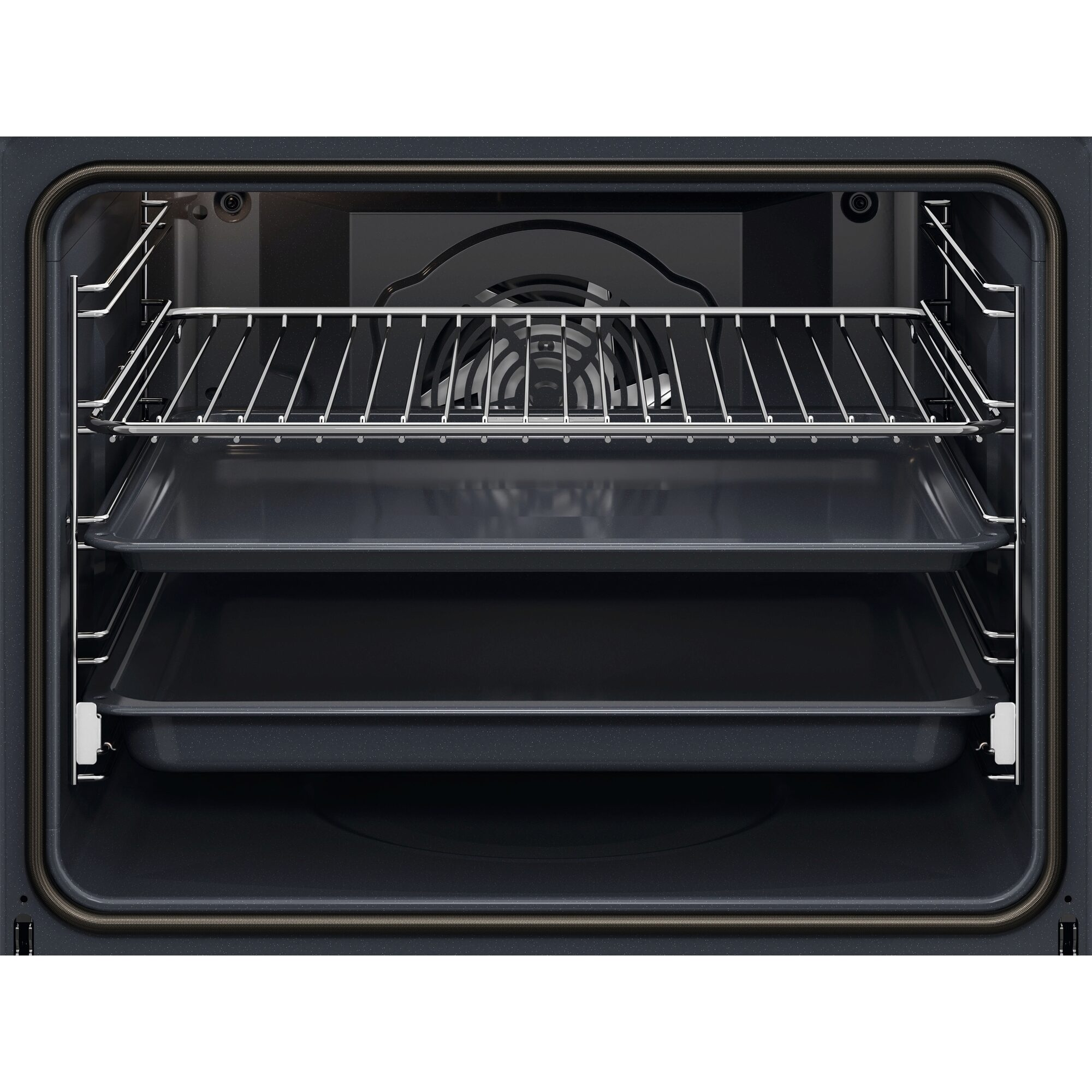 Interior de horno vacío con dos bandejas y una rejilla. El ventilador es visible en la parte superior, el horno es gris oscuro.