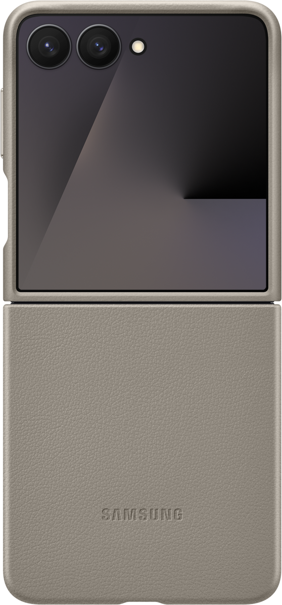 Telefono pieghevole in custodia beige, chiuso. La parte superiore ha due fotocamere e un flash. Il logo Samsung è in basso.
