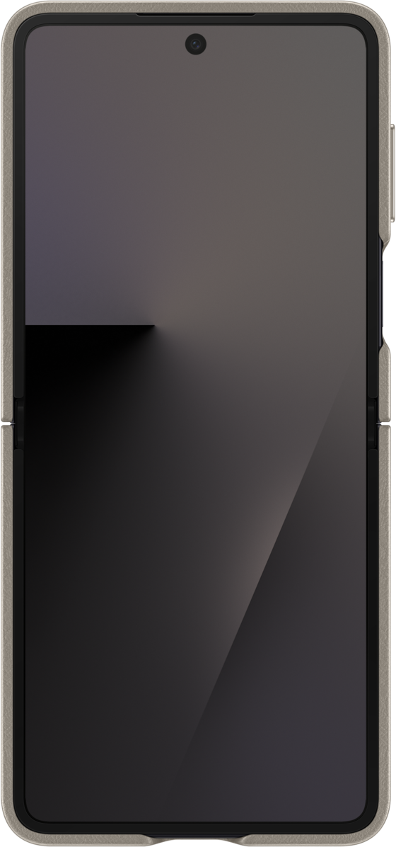 Uno smartphone piegato con schermo scuro, racchiuso in una custodia protettiva beige. In alto si vede una piccola fotocamera.