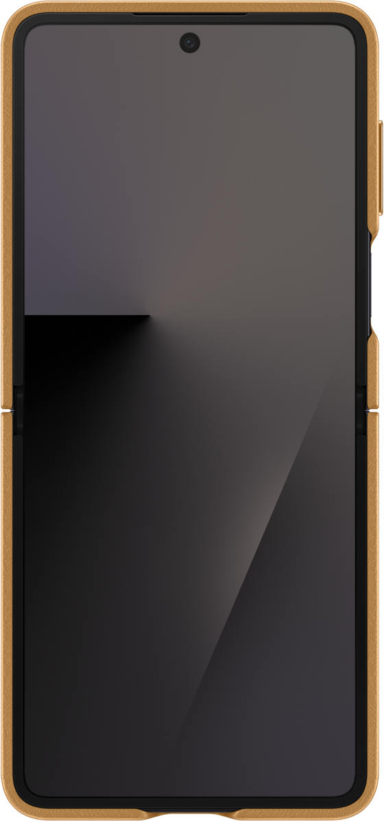 Un telefono dorato chiuso, con schermo scuro e fotocamera in alto. La custodia è beige.