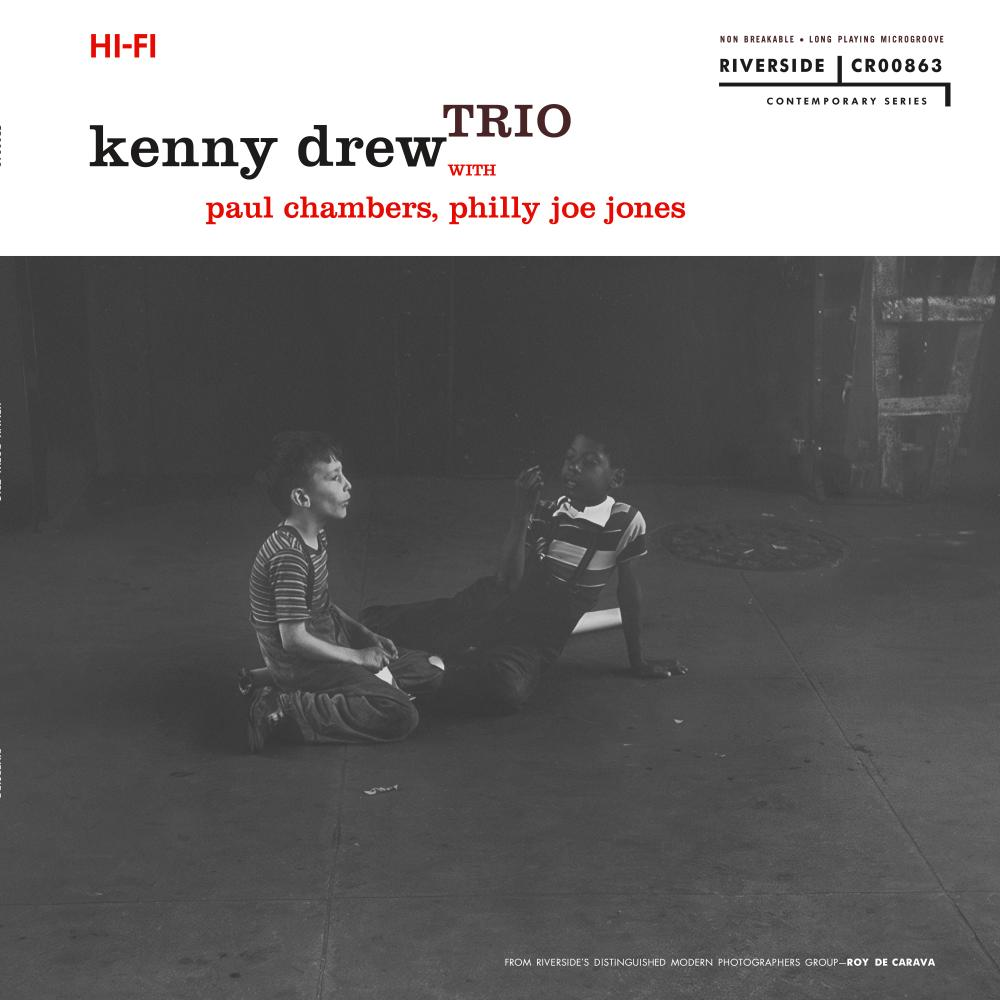Zwei Jungen sitzen auf Beton. Einer schaut nach oben, der andere hält etwas. Das Bild ist ein monochromes Albumcover.