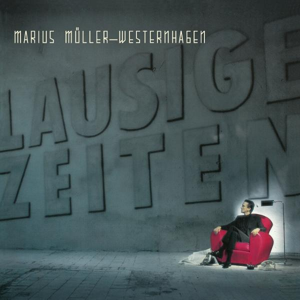 Mann im schwarzen Anzug sitzt in rotem Sessel. Großer Text 'LAUSIGE ZEITEN' an der Wand. 'MARIUS MÜLLER-WESTERNHAGEN' oben.