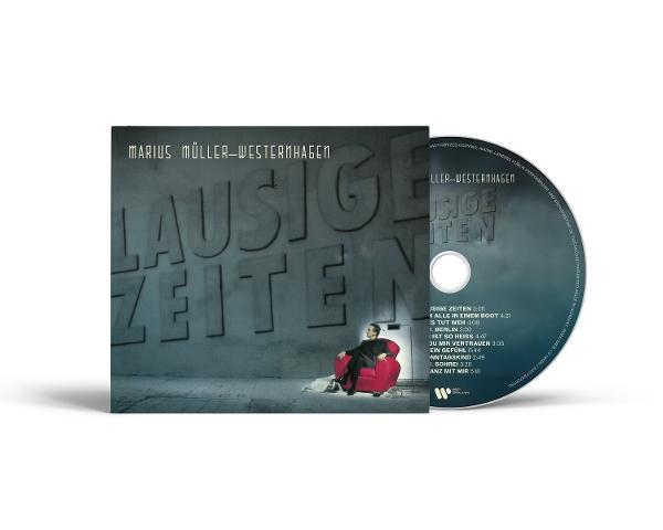 Albumcover mit einem Mann in einem roten Stuhl vor einer Wand mit den Worten 'LAUSIGE ZEITEN'. Daneben befindet sich eine CD.