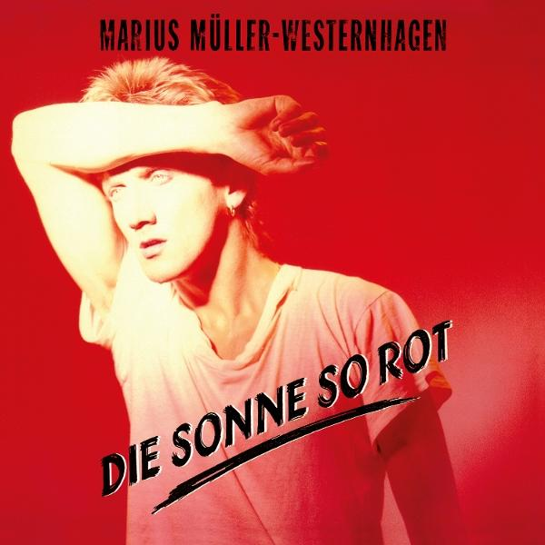 Albumcover. Mann in weißem T-Shirt, Hand vor den Augen. Roter Hintergrund mit Text: MARIUS MÜLLER-WESTERHAGEN und DIE SONNE SO ROT in Schwarz.