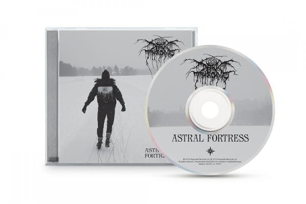 CD-Hülle und -Disc. Hülle zeigt Figur im Schnee. Auf der Disc steht 'Astral Fortress'. Bandlogo auf beiden. Winterszene.