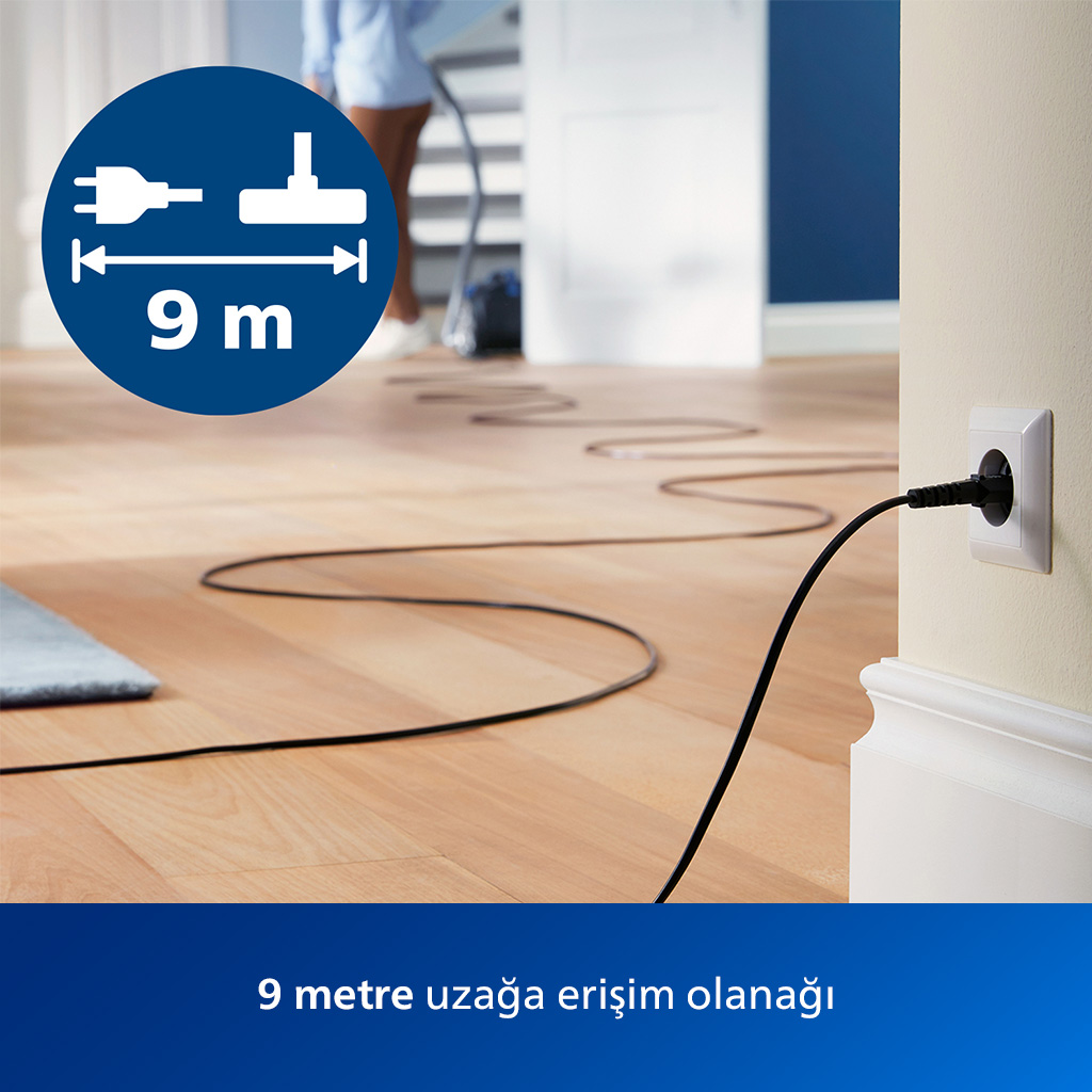 Bir elektrik süpürgesinin kablosu bir duvar prizine uzanır. Mavi bir daire, 9 m erişime sahip bir elektrik süpürgesi ve fişi gösterir.