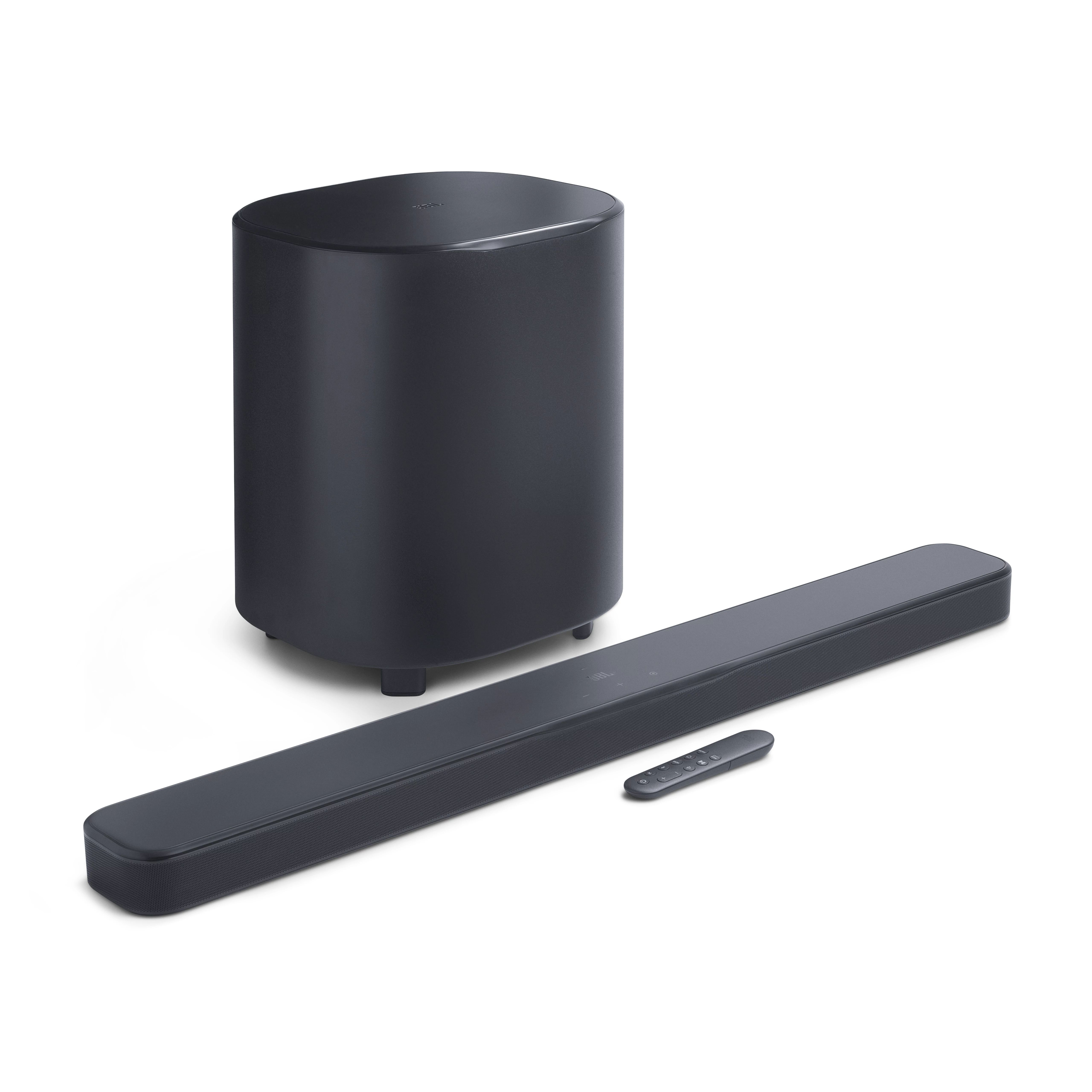 Beyaz zemin üzerinde siyah bir soundbar, subwoofer ve uzaktan kumanda. Subwoofer silindirik.