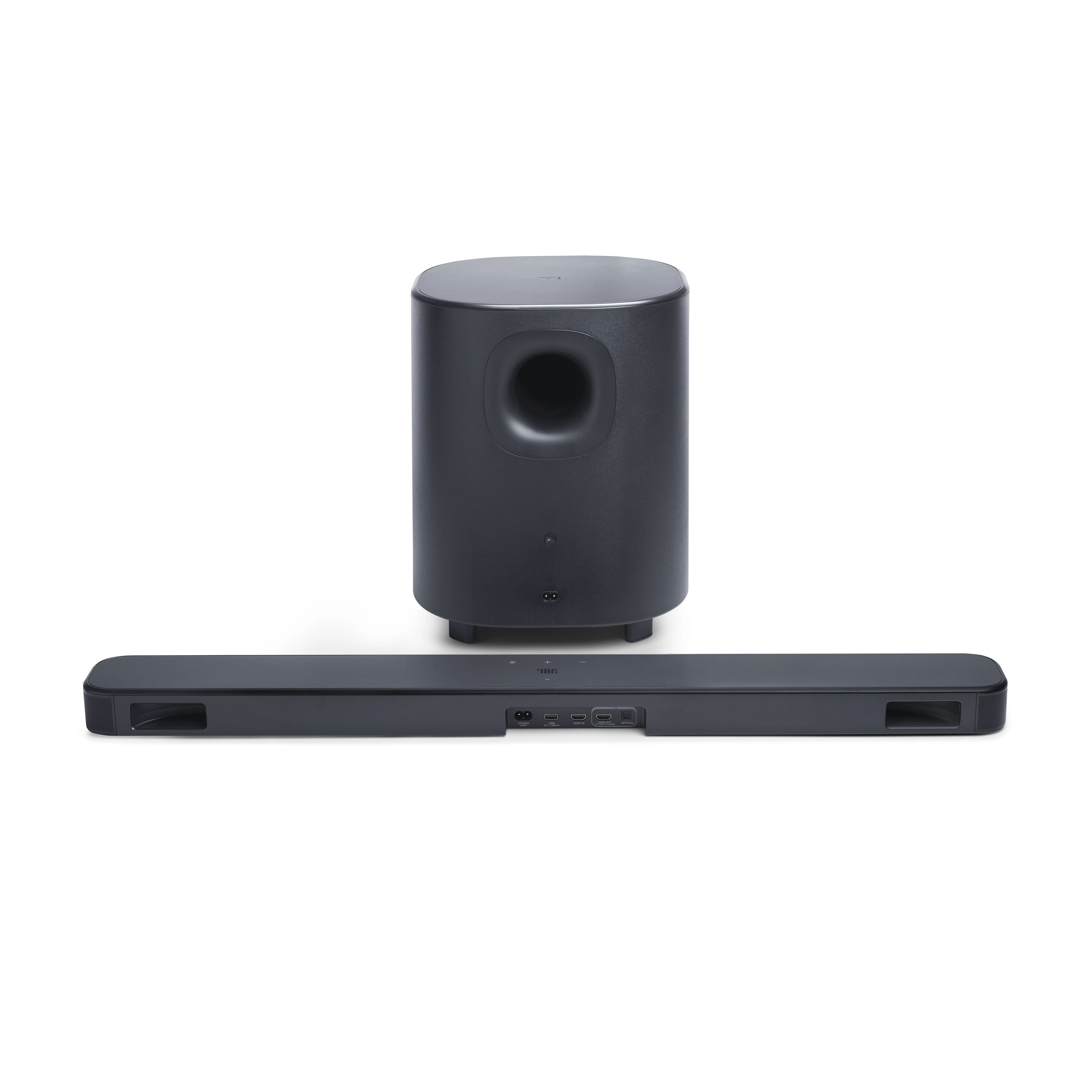 Beyaz zemin üzerinde koyu gri bir soundbar ve subwoofer. Subwoofer dik duruyor.