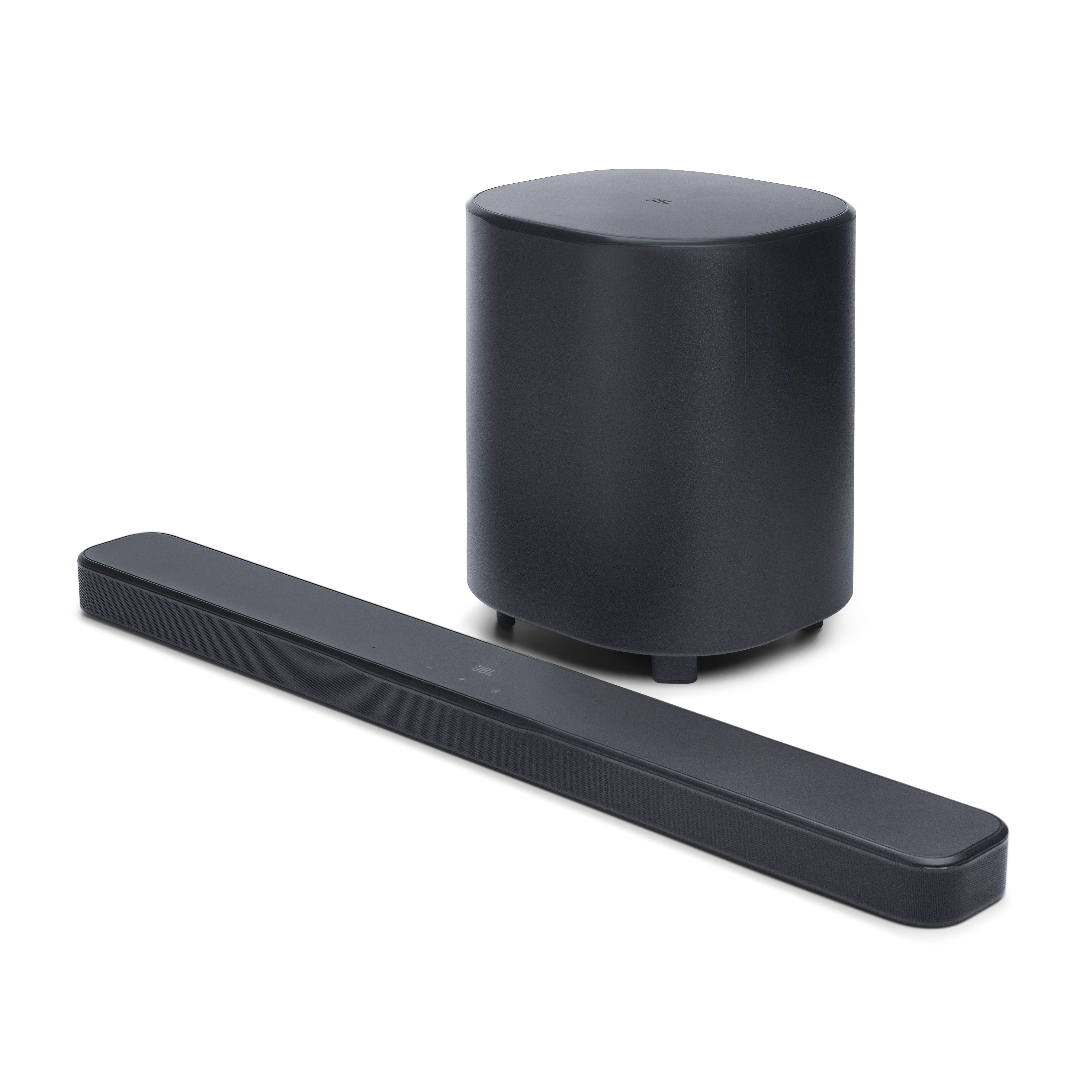 Beyaz zemin üzerinde siyah bir JBL soundbar ve subwoofer. Soundbar uzun, subwoofer silindirik.