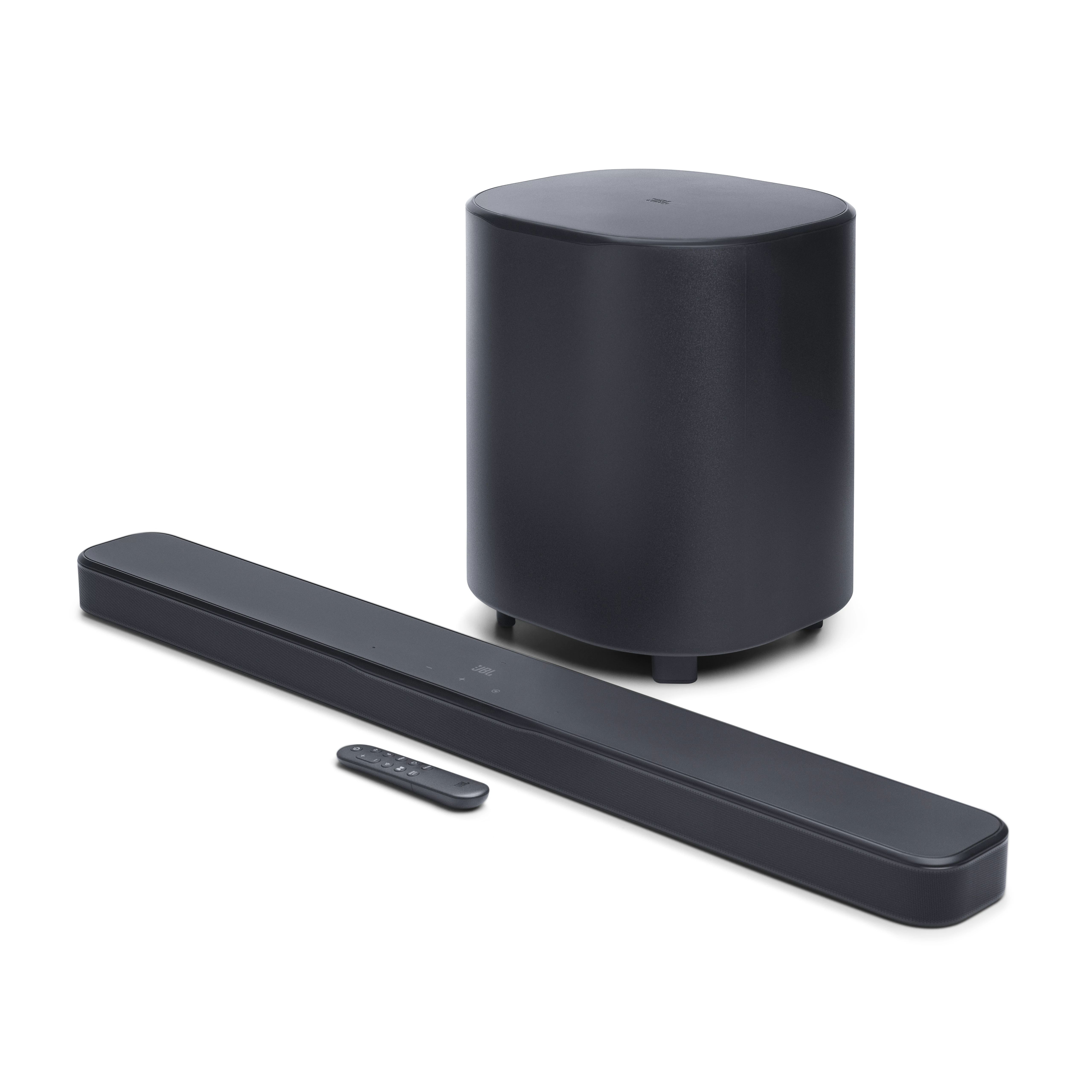 Beyaz zemin üzerinde siyah bir JBL soundbar, subwoofer ve uzaktan kumanda. Soundbar önde.