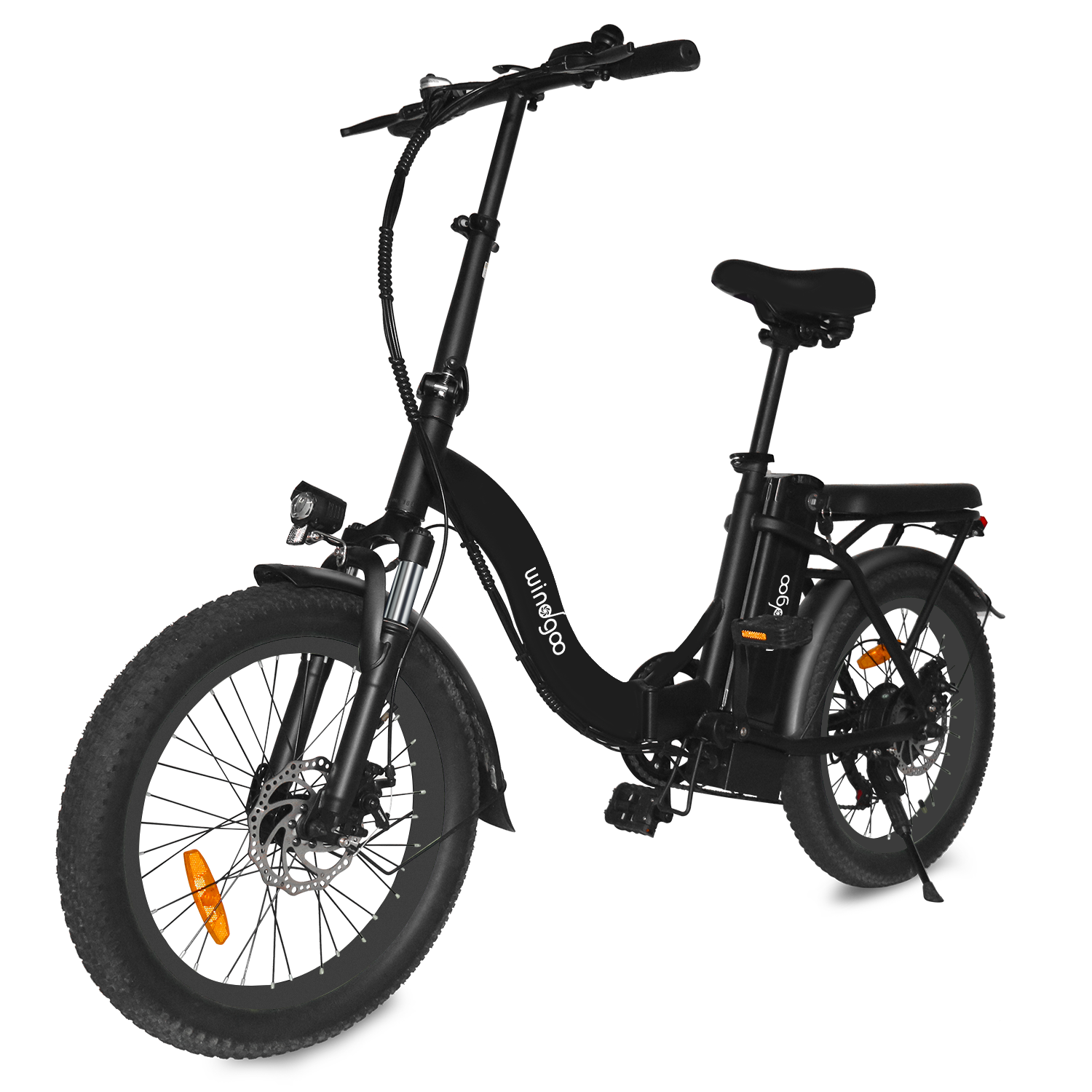 Un vélo électrique noir avec un pneu gras sur fond noir. Il a un phare, une selle et un porte-bagages arrière.