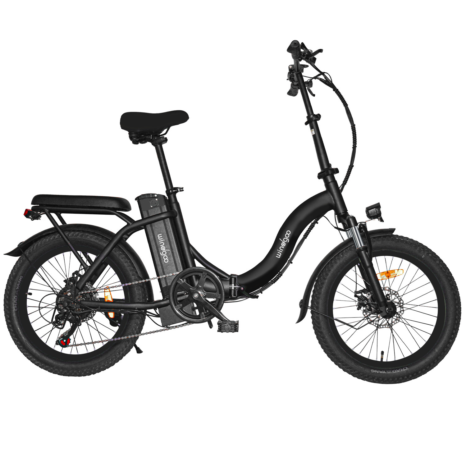 Vélo électrique noir Winigoo. Il a des pneus épais, une selle noire et une batterie. Le vélo est isolé sur fond blanc.