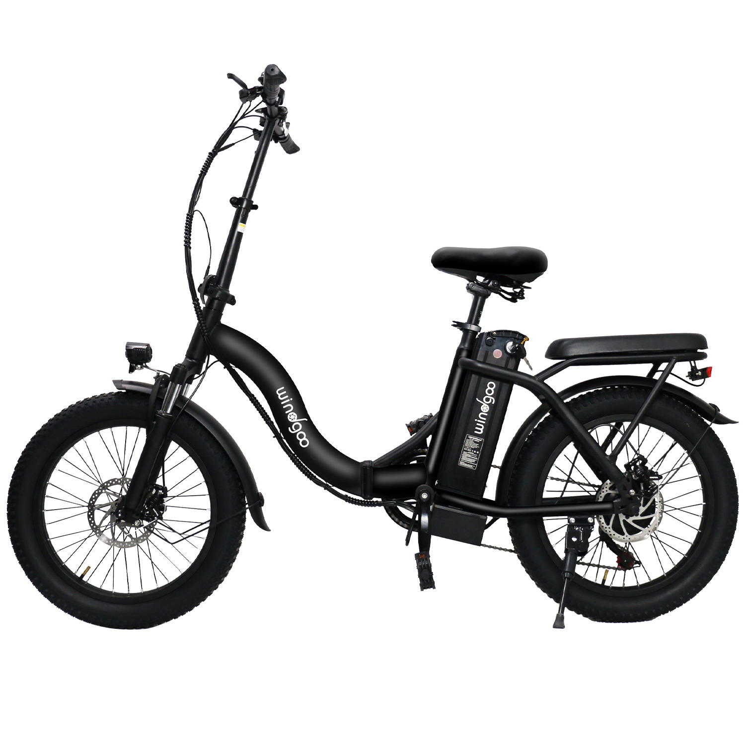 Vélo électrique noir avec de gros pneus, la marque 'winegoo' est visible. Il possède une selle, un guidon et une batterie.