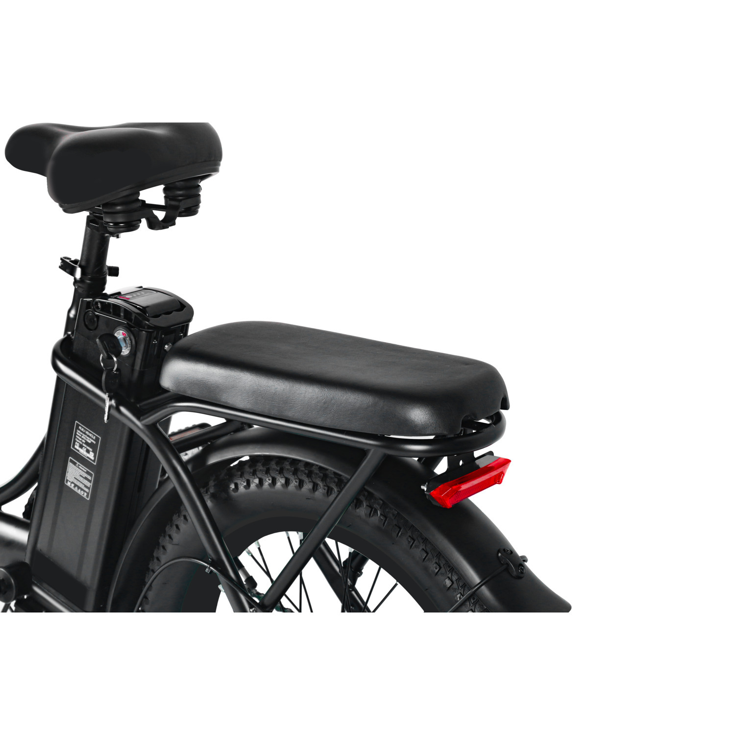 Un vélo électrique noir. On voit la selle, le pneu arrière et la batterie. Un réflecteur rouge à l'arrière.