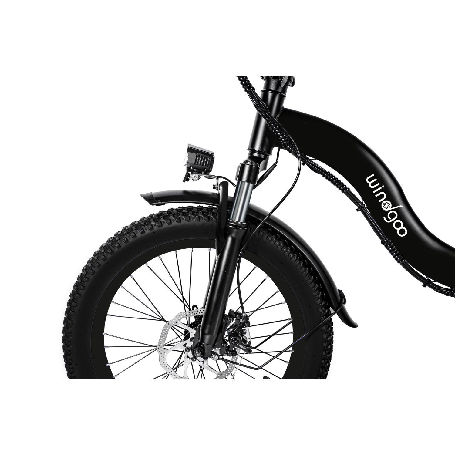Vue de face d'un vélo électrique noir avec un gros pneu, un phare et la marque 'wingoo'.