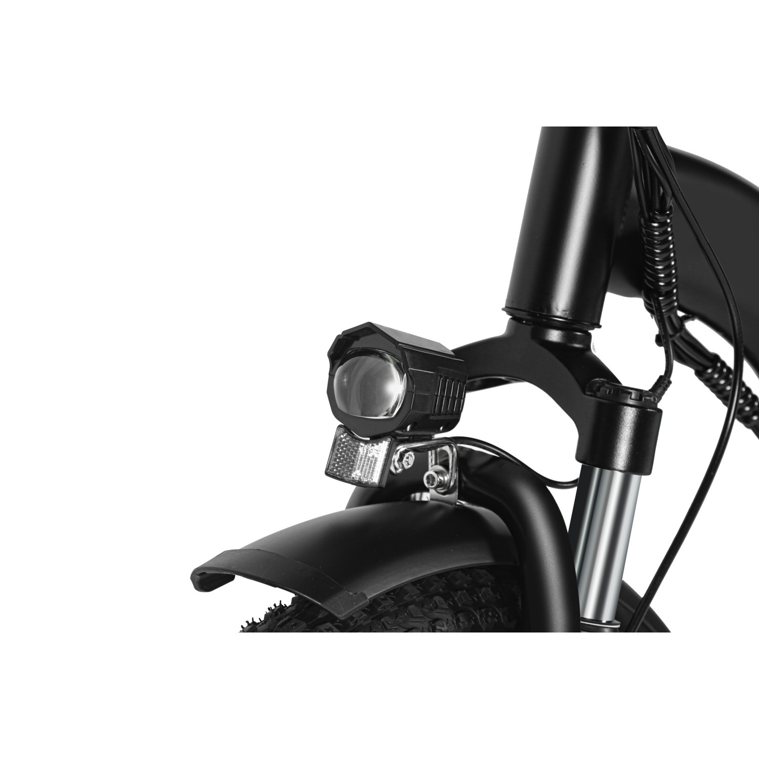 Gros plan de l'avant d'un vélo noir. On voit le phare, le garde-boue, la suspension et une partie du pneu, sur fond blanc.