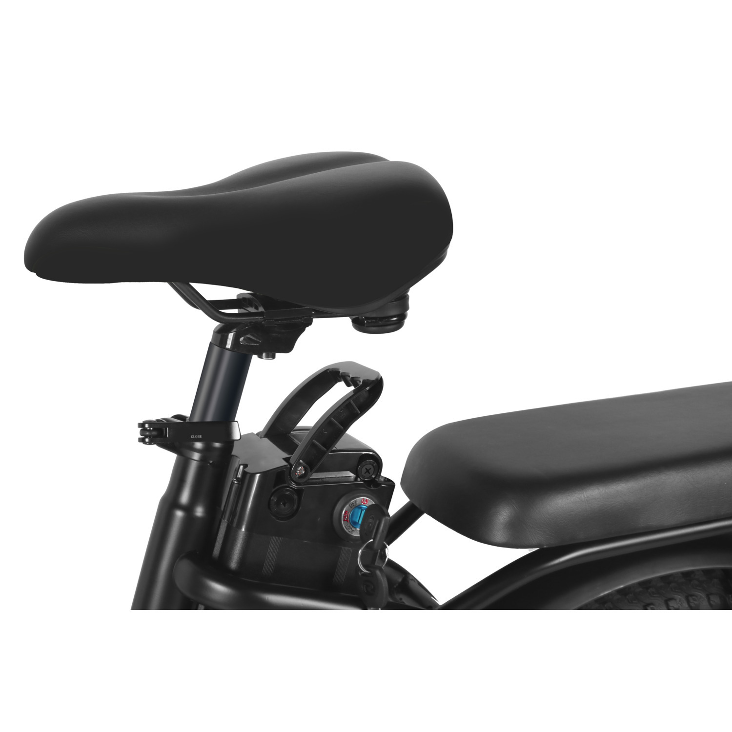 Gros plan sur un vélo électrique noir. On voit la selle, le guidon, la batterie et une partie du pneu arrière et du cadre, le tout sur fond blanc.