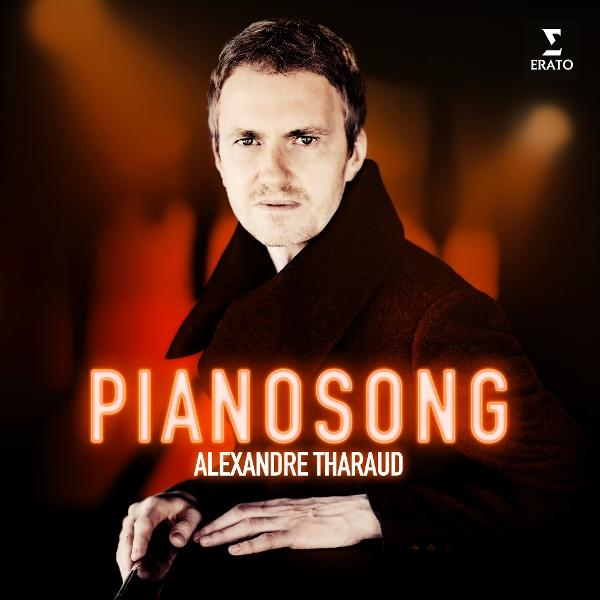 Férfi sötét kabátban, az 'Pianosong' album borítója, Alexandre Tharaud. Narancssárga ragyogás mögötte, felül az Erato logóval.