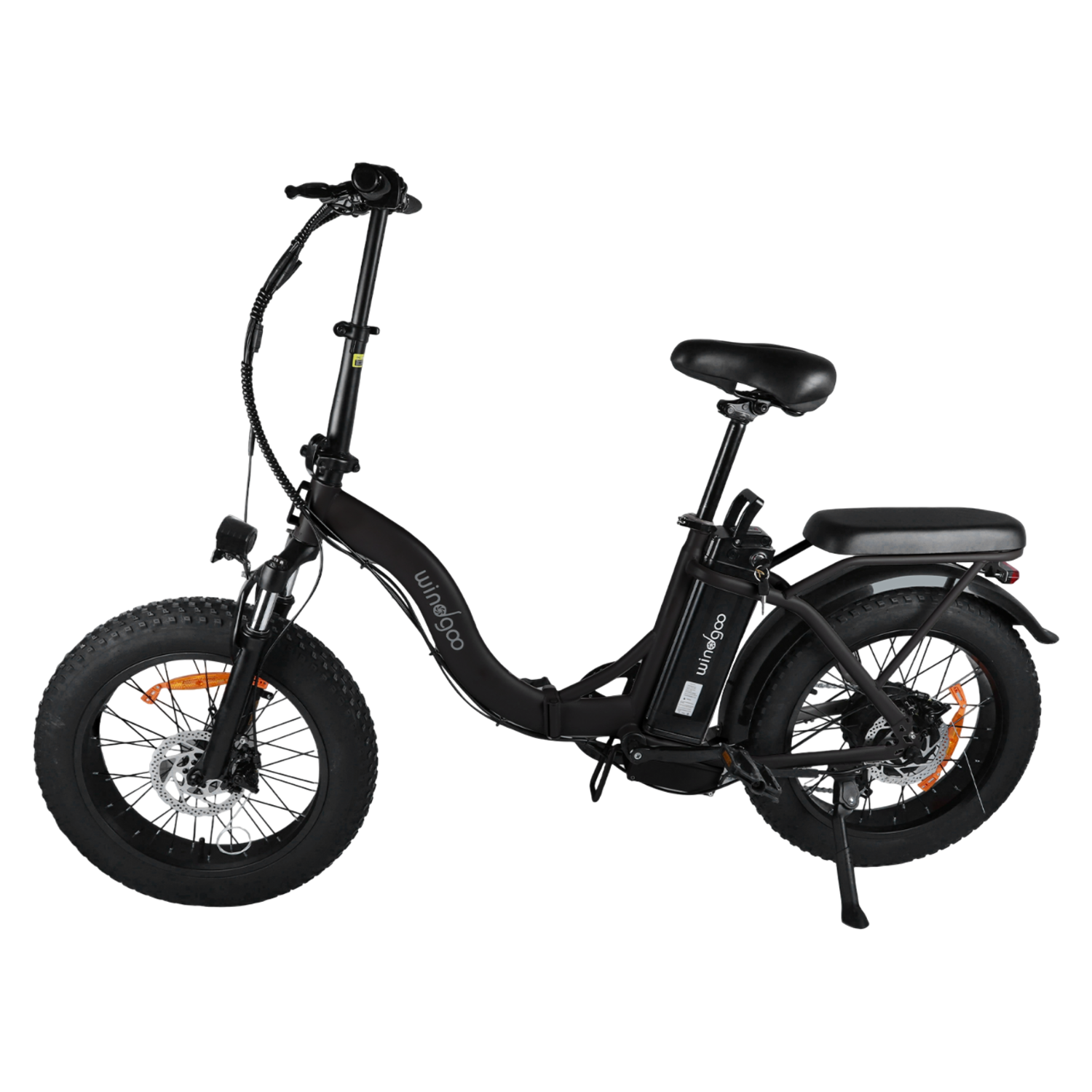 Zwarte Winogo elektrische fiets op een zwarte achtergrond. Voorzien van een zadel, stuur en dikke banden. De fiets is opgevouwen.