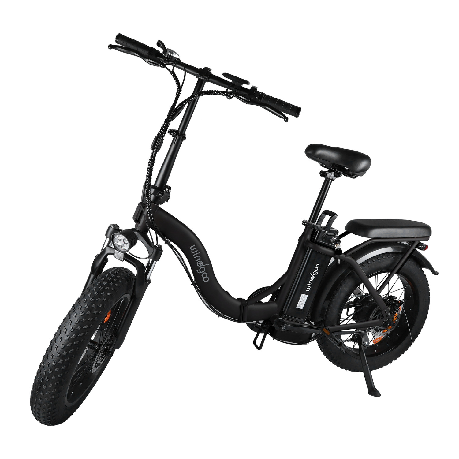 Zwarte elektrische fiets met dikke banden, een koplamp en een zadel. Hij heeft een standaard en staat op een witte achtergrond.