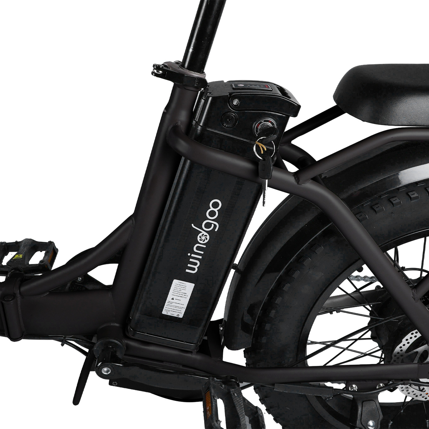 Een zwarte elektrische fiets wordt getoond. De batterij is voorzien van de merknaam. Een sleutel zit in de batterij.