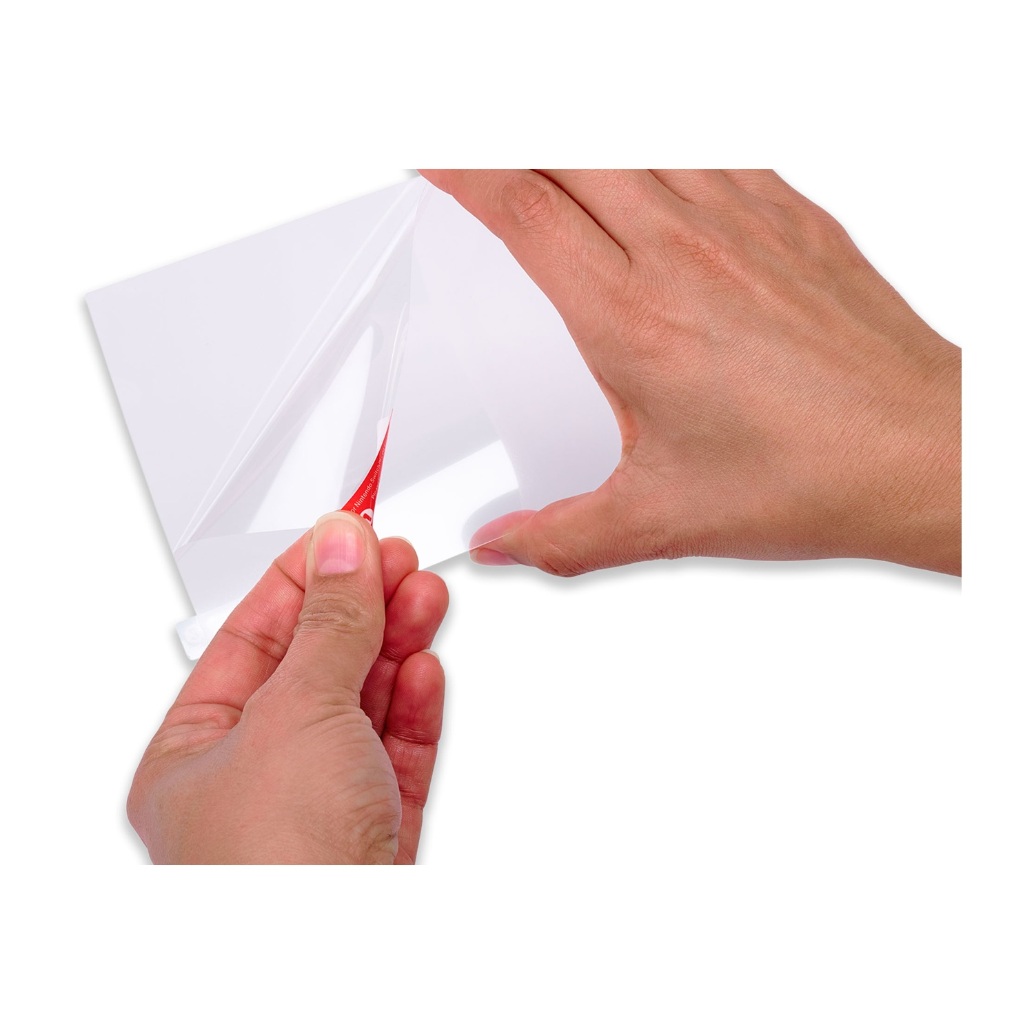 Mani che staccano un foglio di plastica trasparente, rivelando una striscia rossa. Lo sfondo è bianco.