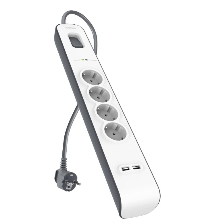 Dört soketli, iki USB portlu ve fişli gri güç kablosuna sahip beyaz ve gri bir Belkin priz.