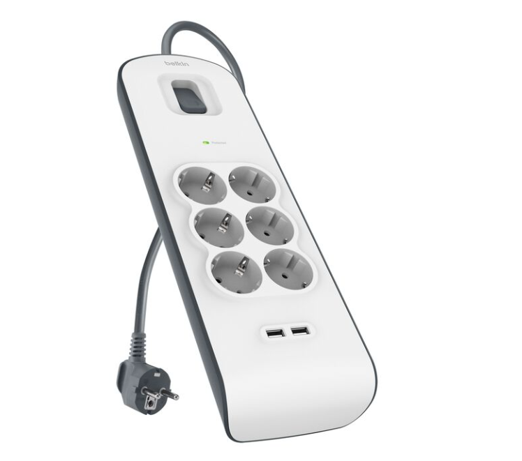 Altı priz, bir açma/kapama anahtarı ve iki USB portu olan beyaz bir Belkin surge koruyucu. Gri bir kablo ve fişe sahiptir.